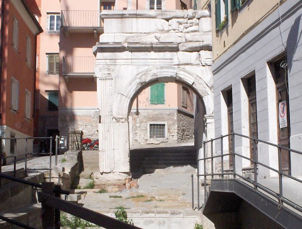 Remains of a Roman arch in Trieste's Old City (credits: Wikimedia - Zinn)