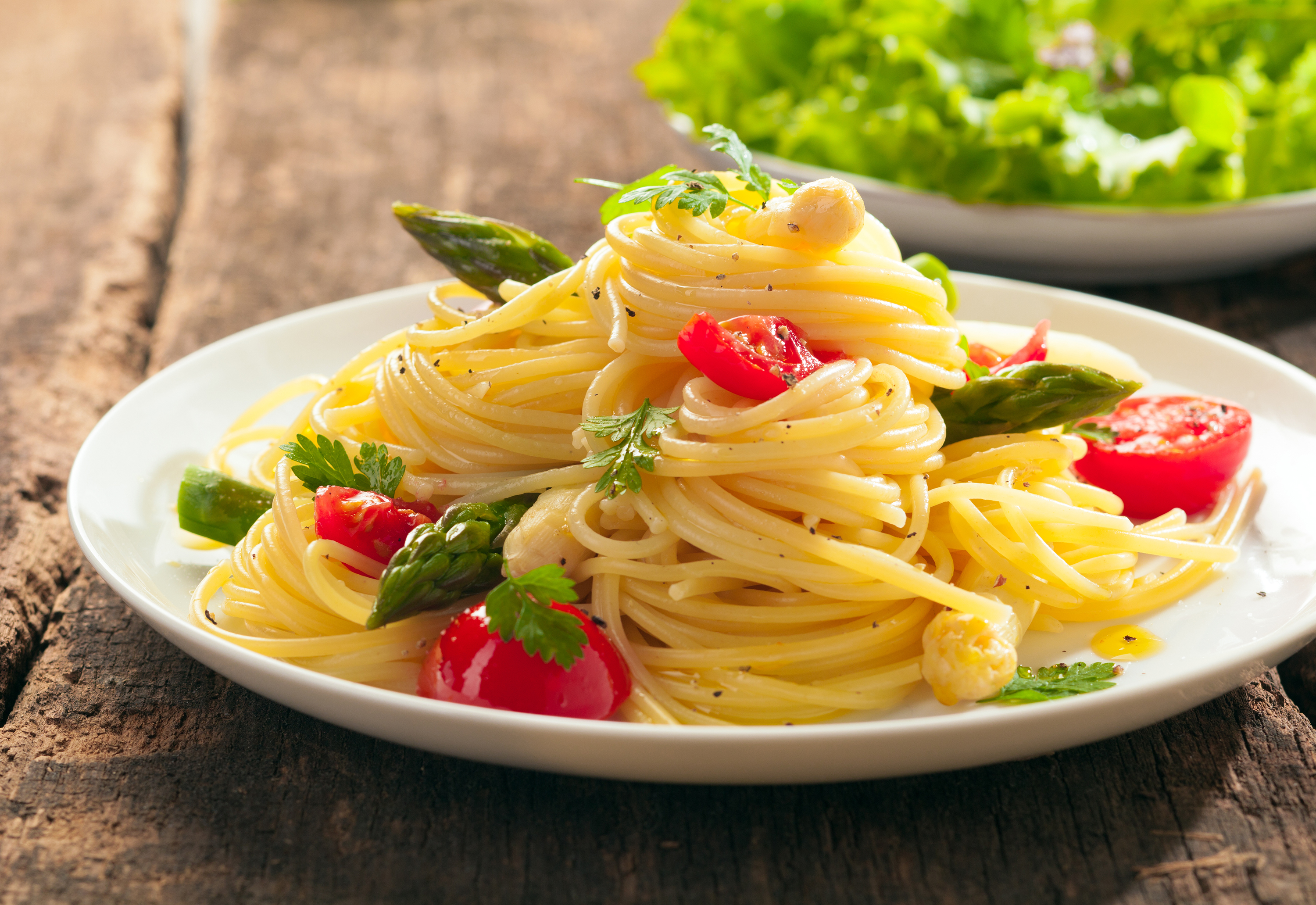 Красивая лапша. Спагетти. Макароны в тарелке. Итальянская паста. Тарелка спагетти.