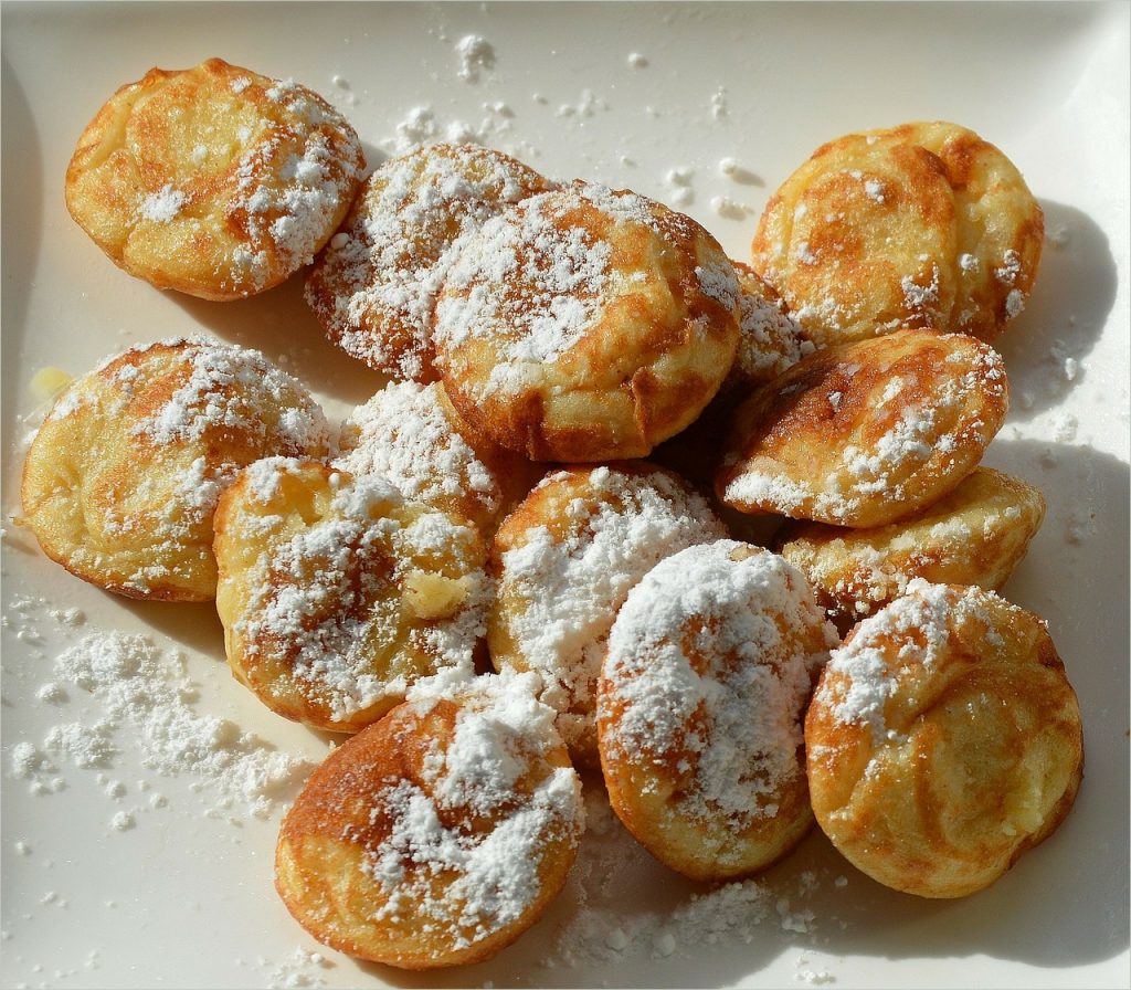 Frittelle (sometimes called fritole) are Venetian doughnuts often served during Carnival