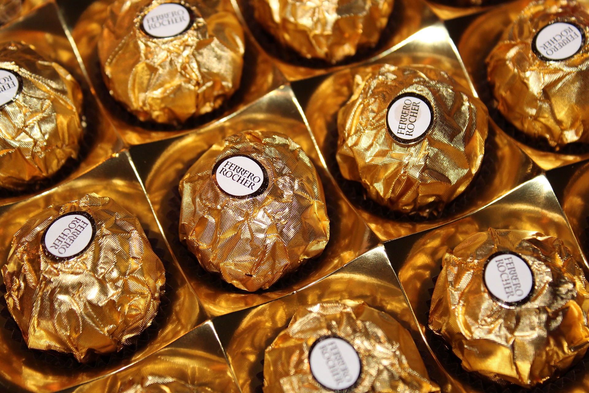 https://selectitaly.com/blog/wp-content/uploads/ferrero-rocher-3992585_1920.jpg