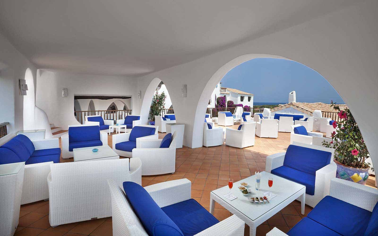 The terrace of Bar Ginepro at the Hotel Romazzino