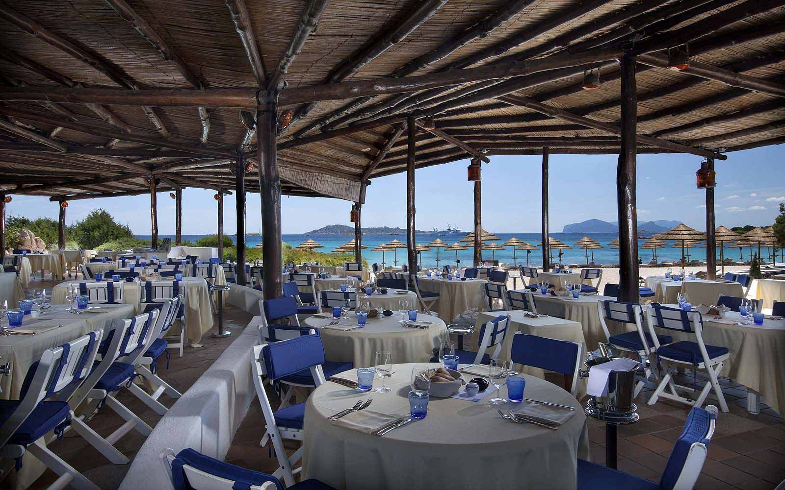 Barbeque restaurant on the beach at Hotel Romazzino
