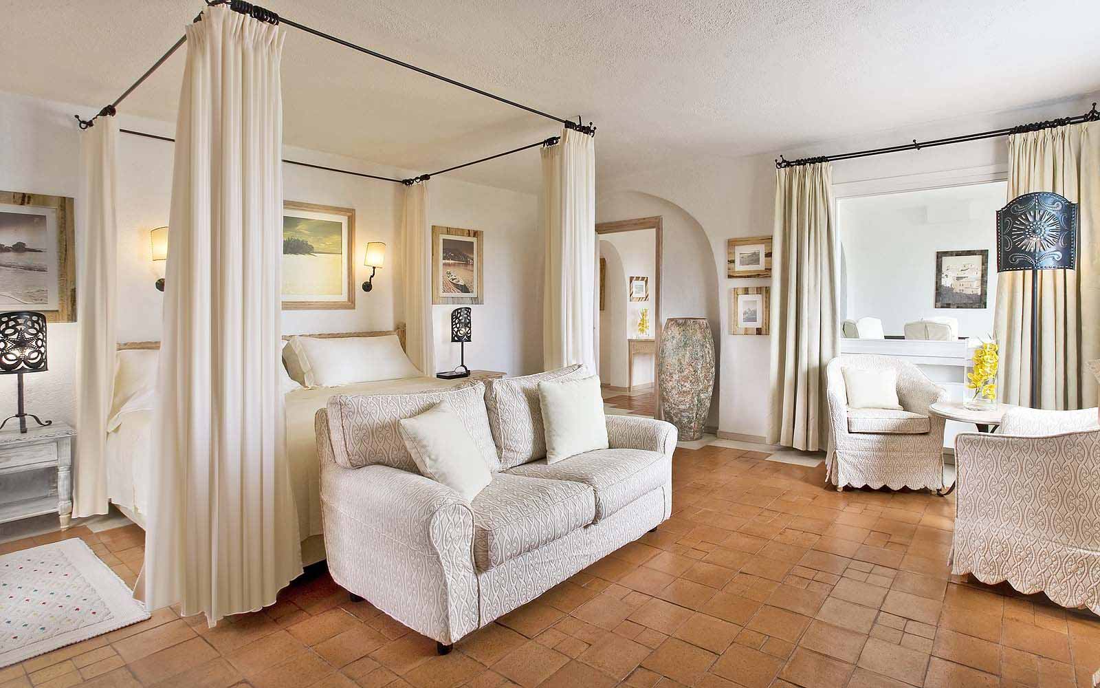 A Royal Suite's bedroom at the Hotel Romazzino
