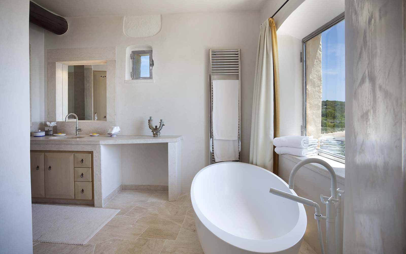 A bathroom of a Premium Suite at the Cala di Volpe