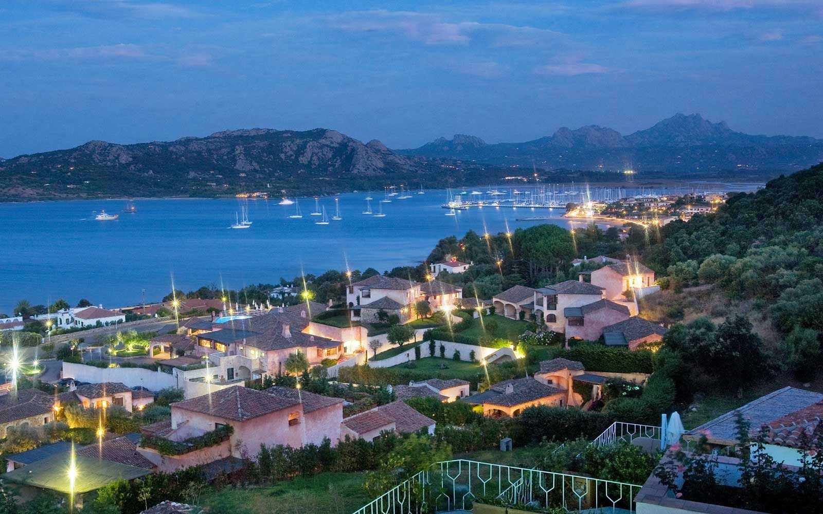Panoramic view by night  at Hotel Relais Villa Del Golfo & Spa